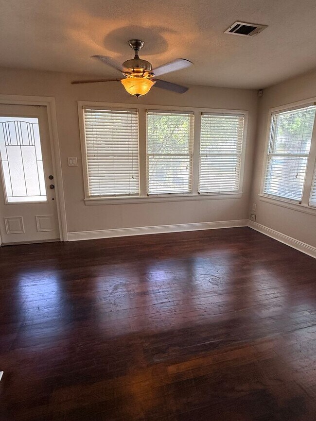 Building Photo - 2 BR/1BA | Bungalow with a bonus room  | Spacious backyard!