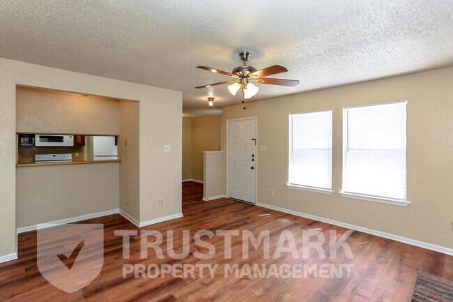 Building Photo - 2701 Bermuda Dr