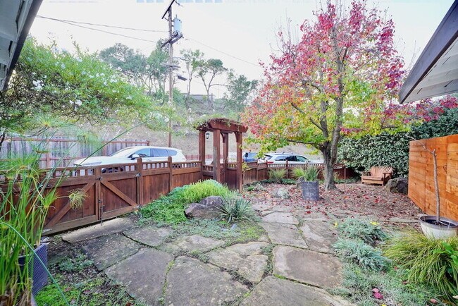 Building Photo - 104 Lobo Vista