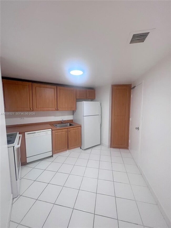 Building Photo - 801 Brickell Bay Dr