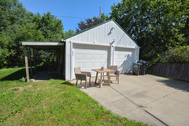 Building Photo - 3 bed, 2 bath home just 5 minutes from dow...