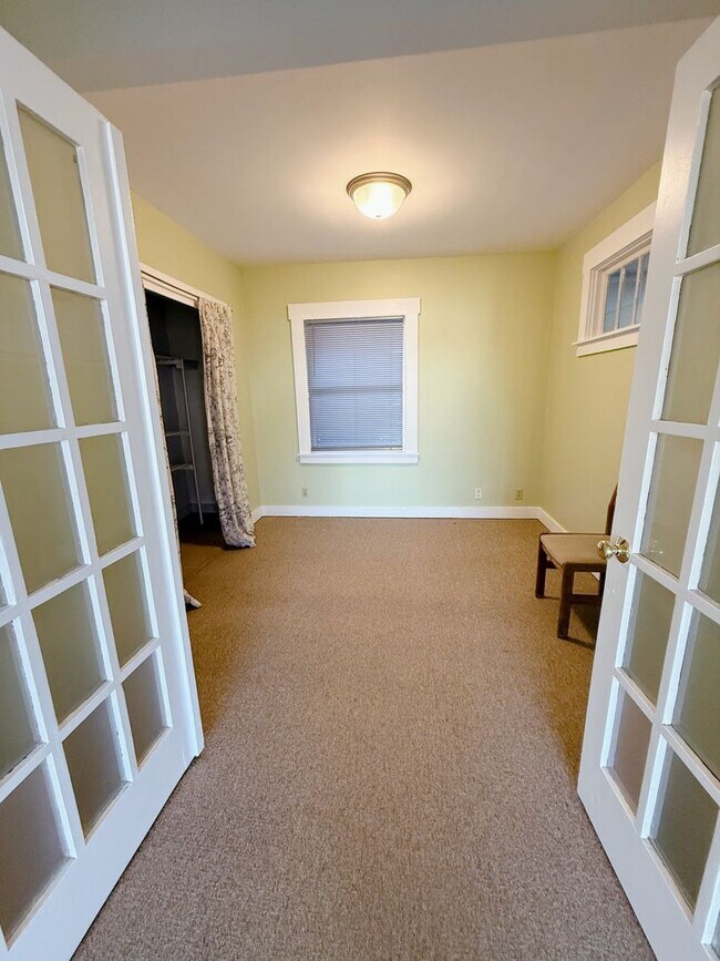 Building Photo - 2 & 4 Bedroom Apartments with Classic Charm & Bay View