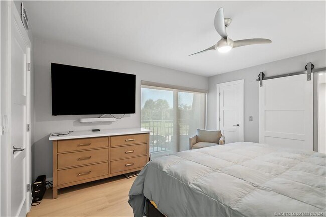 Building Photo - 6162 SE Riverboat Dr