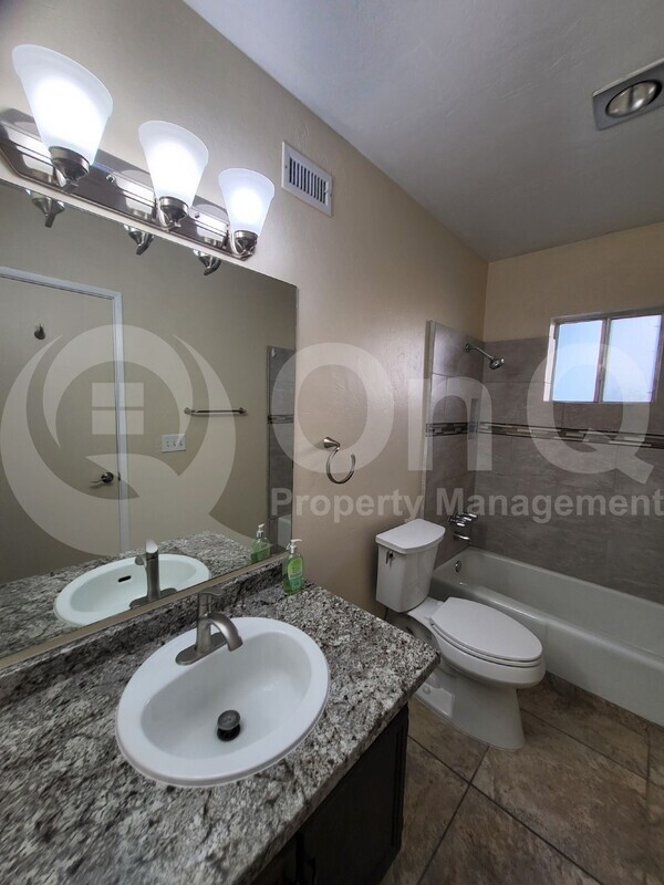 Building Photo - 905 S La Bellota