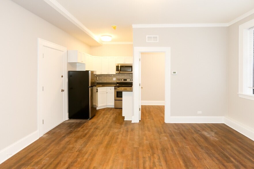 Building Photo - 817 W Lakeside Pl