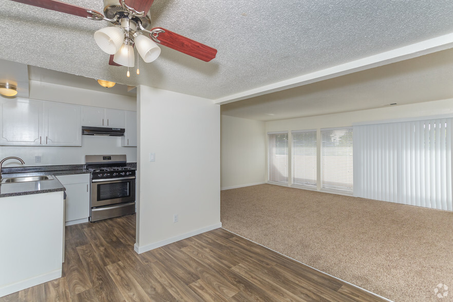 2BR, 1BA - 1,087 SF - Acacia at Carmichael Apartments