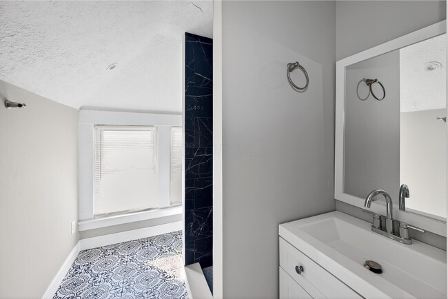 Building Photo - 1619 E Main St