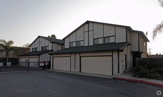 Building Photo - Kingsley Patio Homes