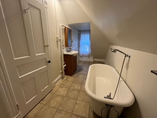 Building Photo - Brookland Grand 4917 sqft 8bd 3.5bth Home | Huge Front Porch | Large Back Yard