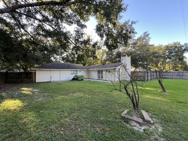 Building Photo - 3280 Crestaire Dr