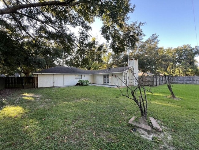 Building Photo - Newly updated!  3 bedroom, 1.5 bath home o...