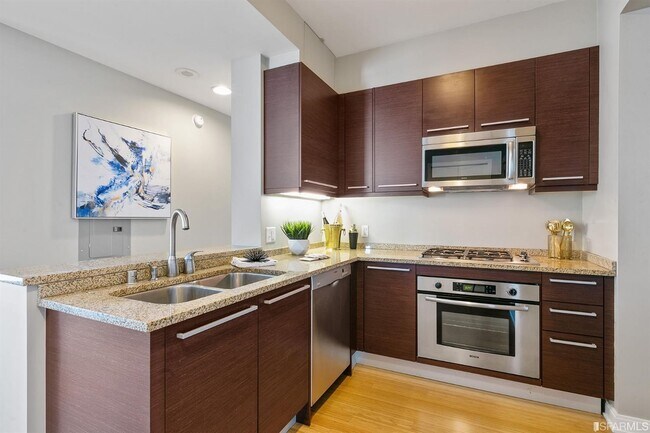Building Photo - 425 1st St