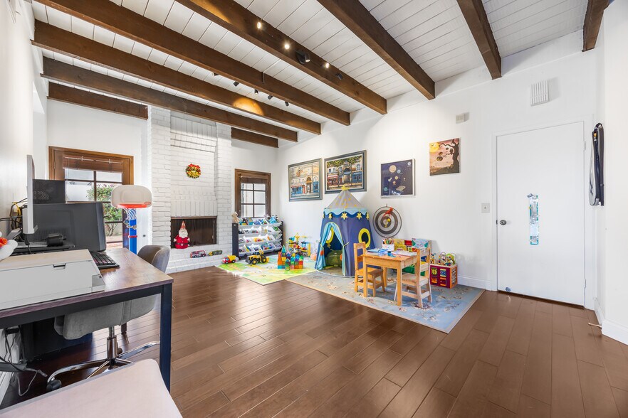 Building Photo - 17645 Rienzi Pl