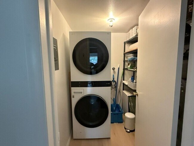 Building Photo - Semester leases available-Quality Fully Furnished Apartment, All-Inclusive, Flexible Terms, Near ...