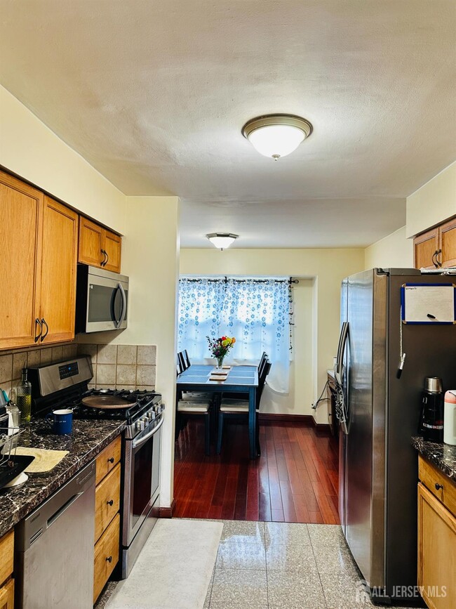 Building Photo - 811 Maple Hill Dr