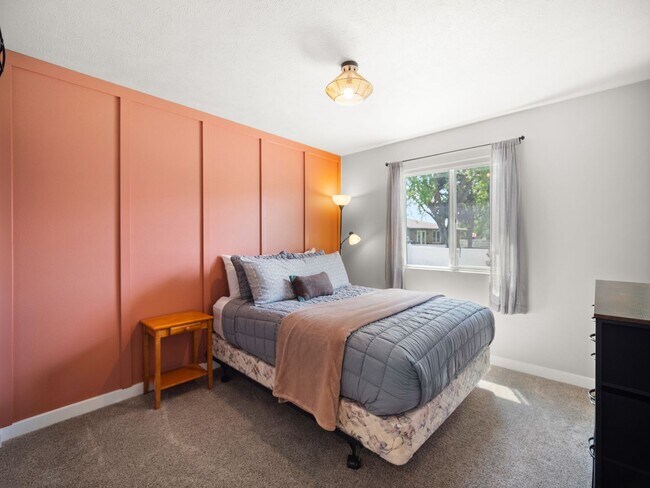 Building Photo - Beautiful home 5MILE/Big Yard & Garage (Furnished)