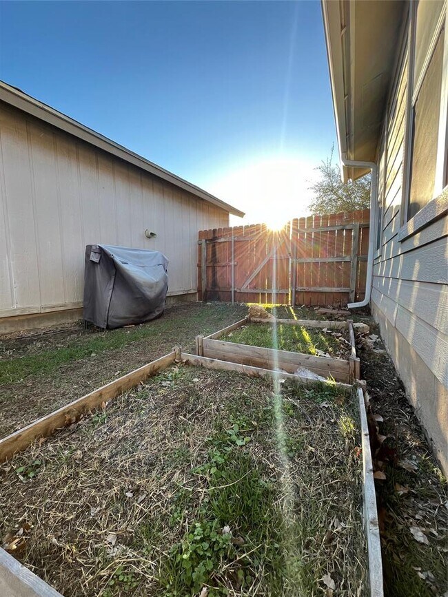 Building Photo - 5906 Green Acres