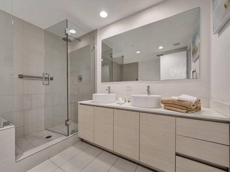Building Photo - 2602 E Hallandale Beach Blvd