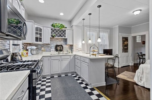Building Photo - Stylish Victorian Home!