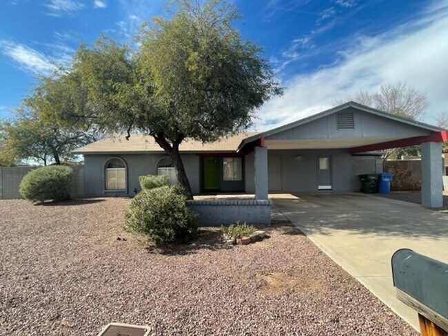 Building Photo - Charming 3 Bedroom Home | Oversized Backyard on Corner Lot