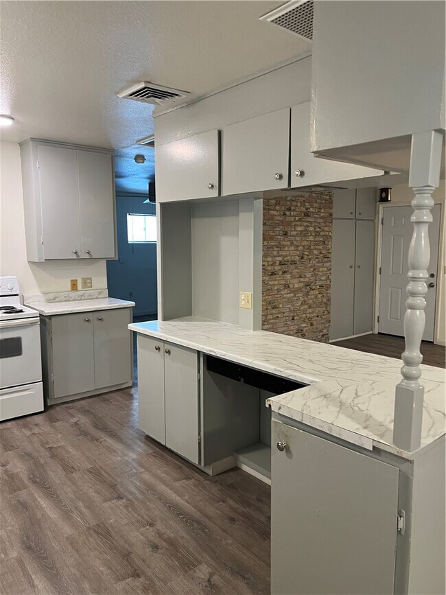 Building Photo - 2040 Swan Cove N