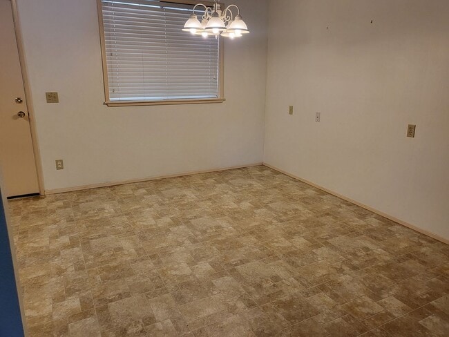 Building Photo - 2 bedroom 2 bath House for Rent in Cave Junction