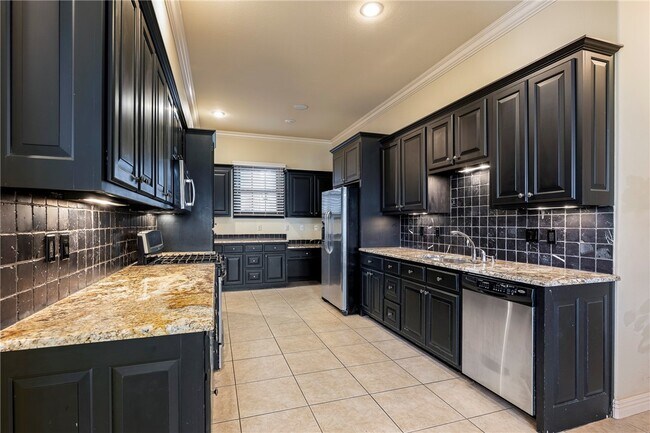 Building Photo - 2700 S Everest Ave