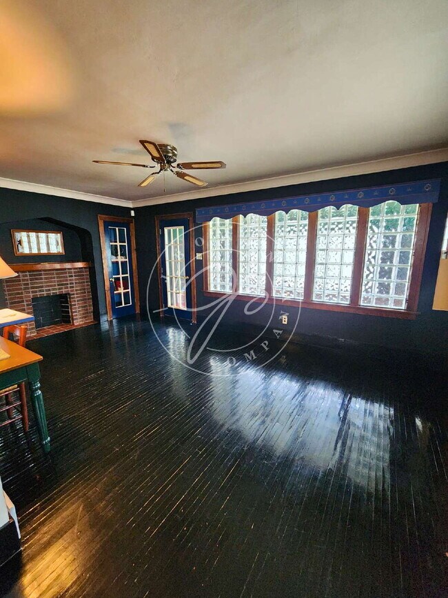 Building Photo - Adorable but unique 3+ bedrooms with bonus rooms! Fenced yard!