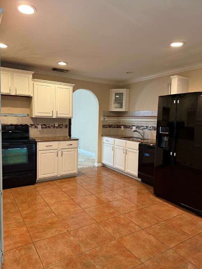 Building Photo - Beautiful Kitchen and Open Floor Plan