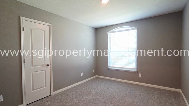 Building Photo - 942 Primrose Dr