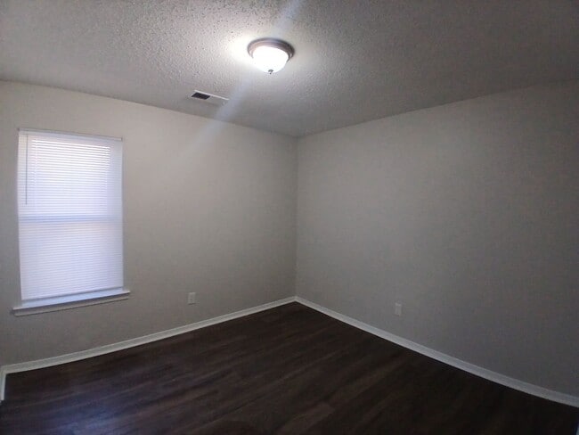 Building Photo - Spacious 3 Bedroom 2 Bath Duplex |  Open To Section 8