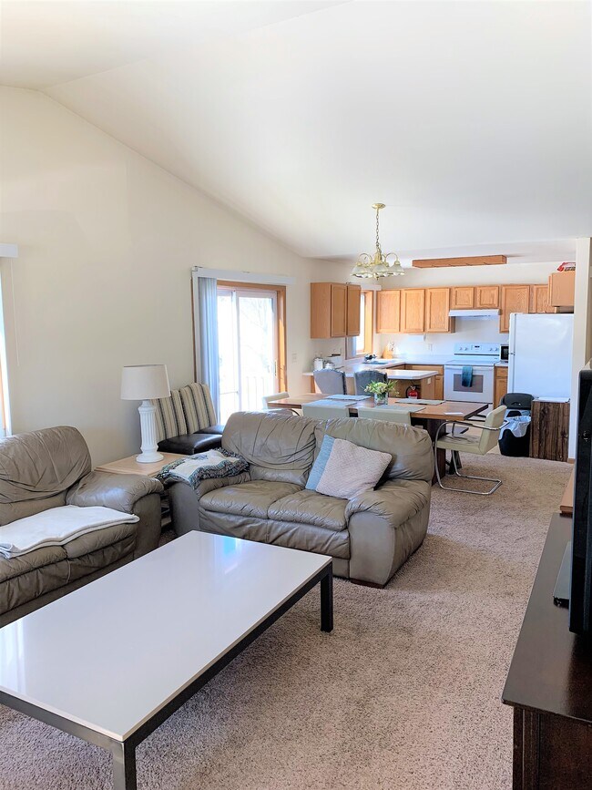 Building Photo - 812 Van Es Pky