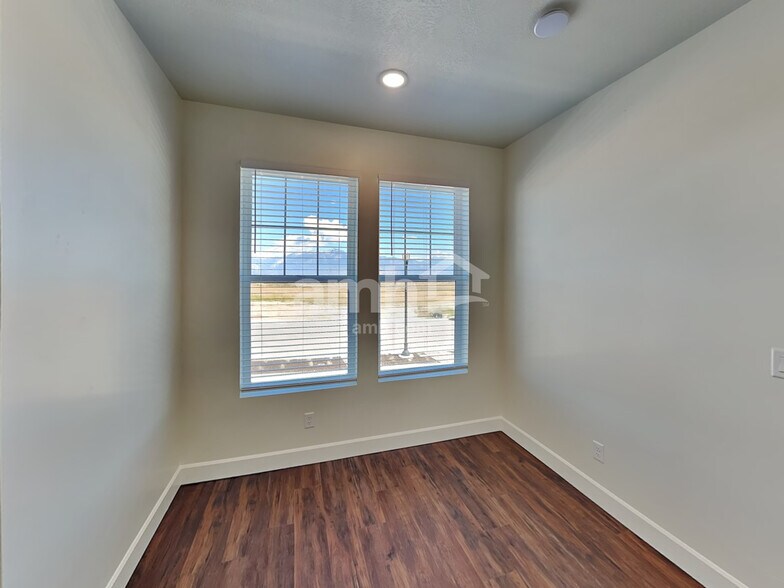 Building Photo - 11022 S Trocadero Ave