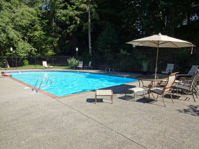 Building Photo - Gold Pointe condo!  2 Bed, 2 Bath Condo w/2 parking spaces, MOVE IN SPECIAL - Available NOW!