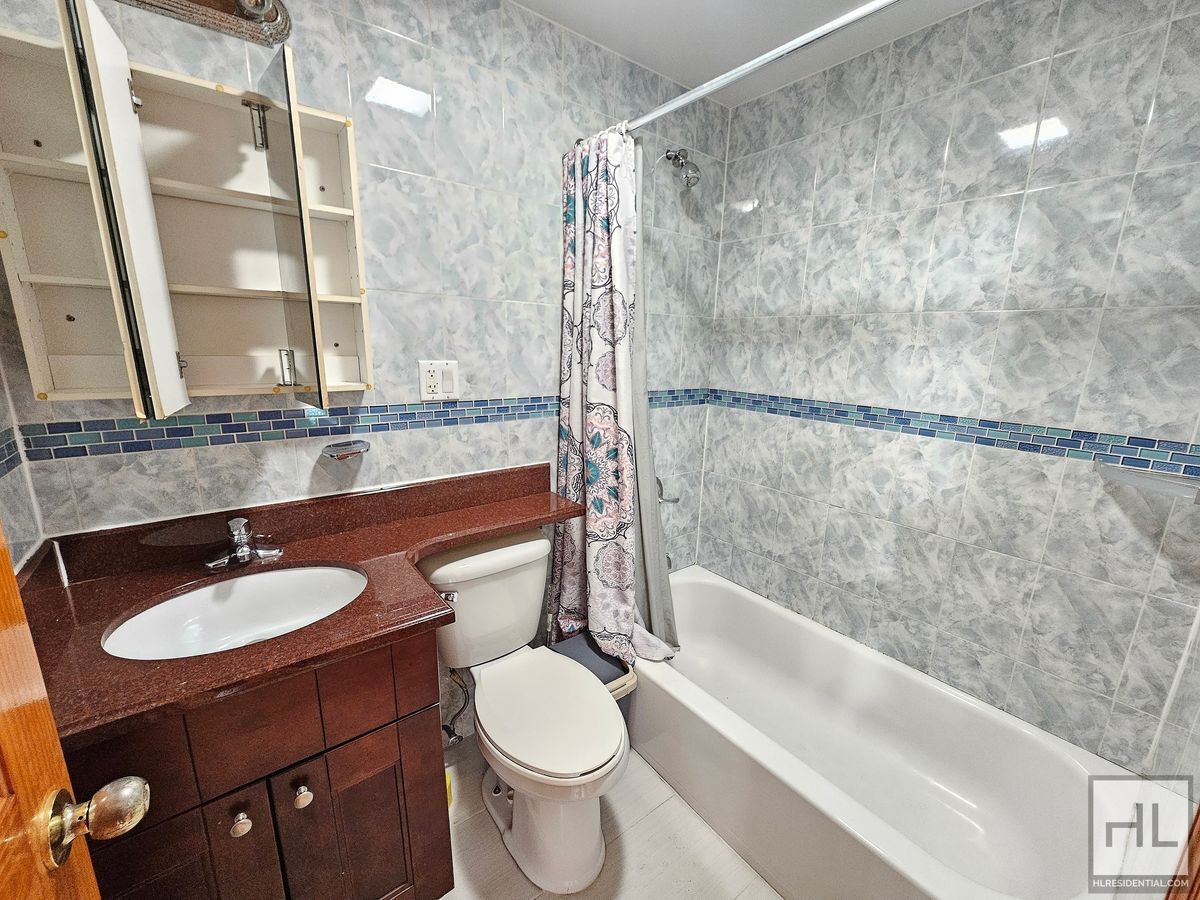 Building Photo - Spacious 3-Bedroom Apartment in Woodside