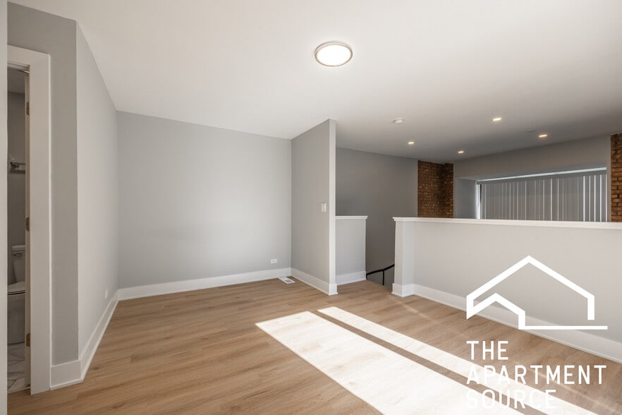 Building Photo - 1220 N La Salle Dr