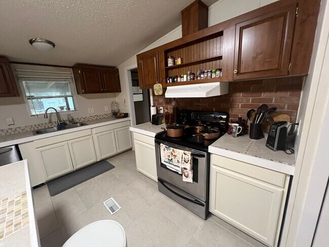 Building Photo - AVAILABLE MID-MARCH 2026! (Pet Friendly)