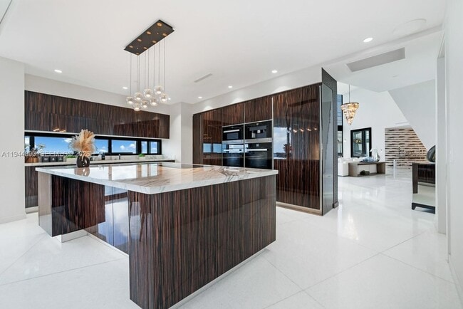 Building Photo - 18555 Collins Ave