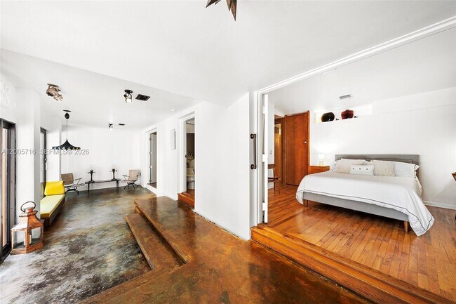 Building Photo - 5627 Granada Blvd