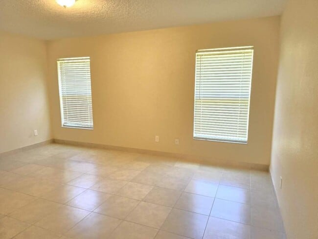 Building Photo - 618 Windrose Dr