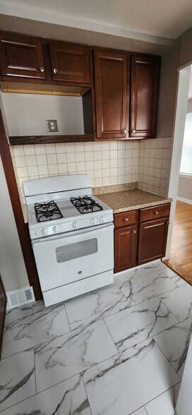 Kitchen - 72 Montfort Dr