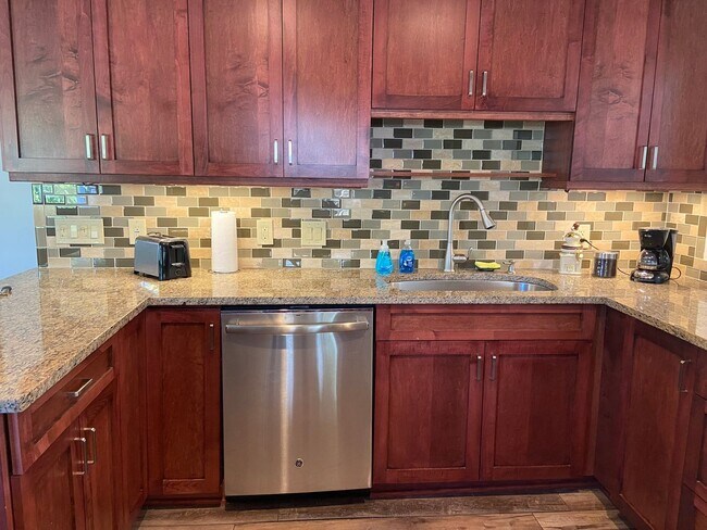 Building Photo - 2/2 single family house with big yard near downtown and beach!