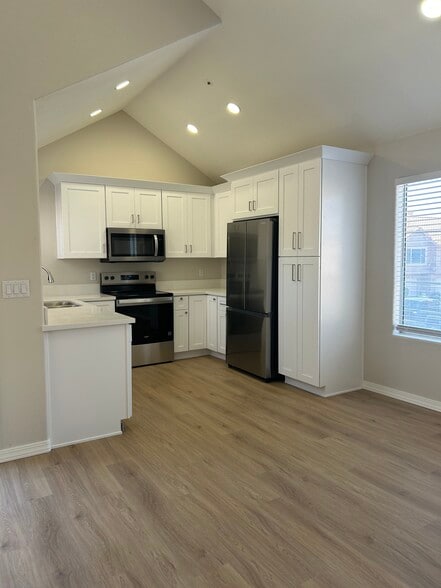 Building Photo - 1633 E Lakeside Dr