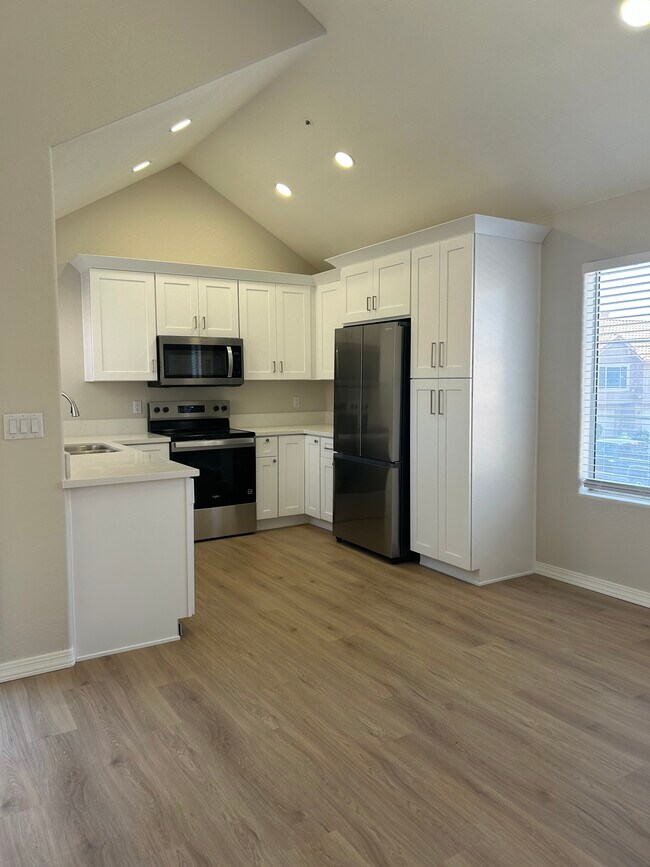 Building Photo - 1633 E Lakeside Dr