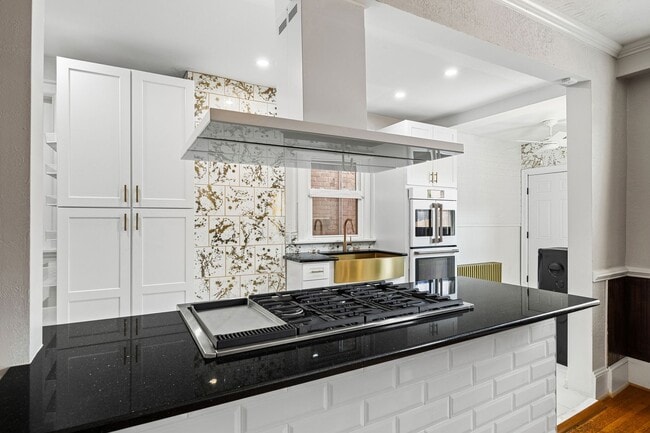 Building Photo - Beautiful Renovated 3 Bedroom 2.5 Bath off...