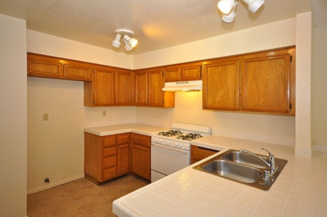 Building Photo - Lovely single level end unit in Tanglewood...