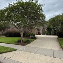 Building Photo - 3 Bedrooms | 2 Bathrooms Custom home in desirable Springlake Subdivision