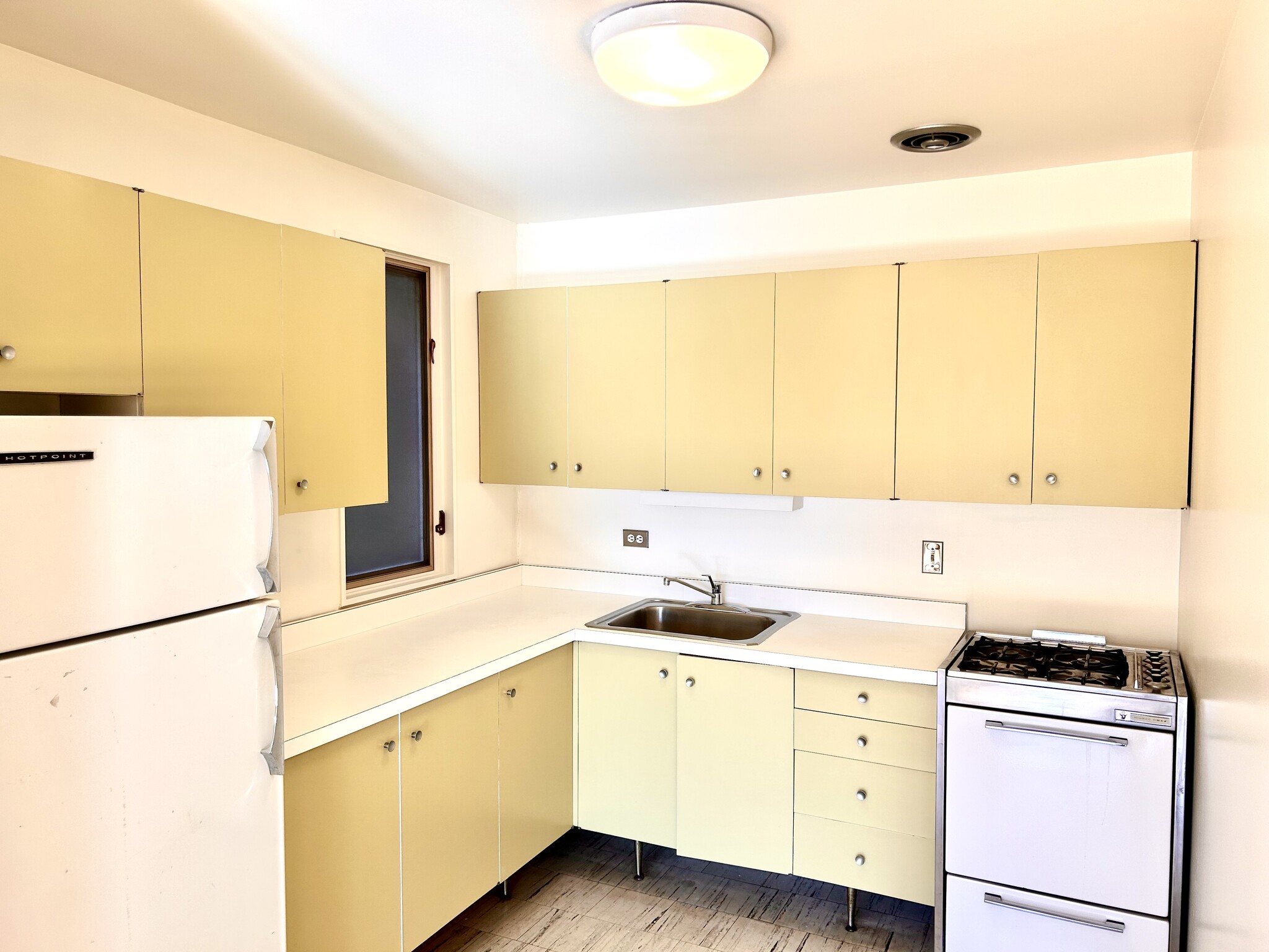 Kitchen - 5435 N Artesian Ave