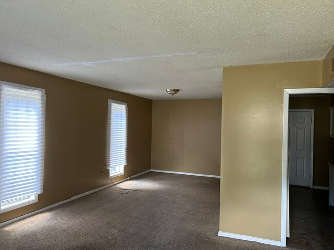 Building Photo - Cute 3BR 2 Bath