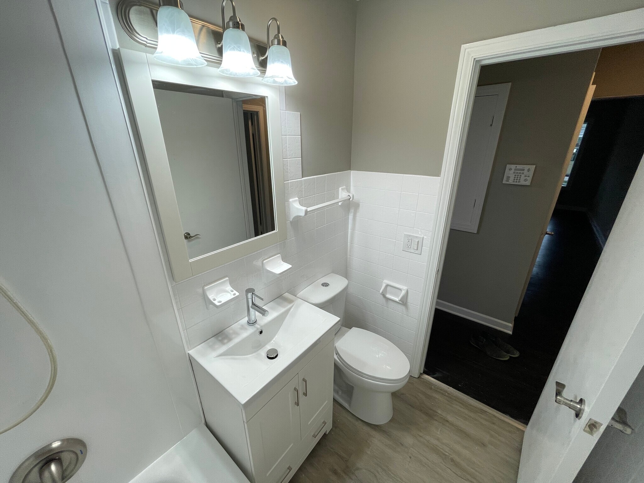 Master Bath view 3 - 1550 Oakwood Ave